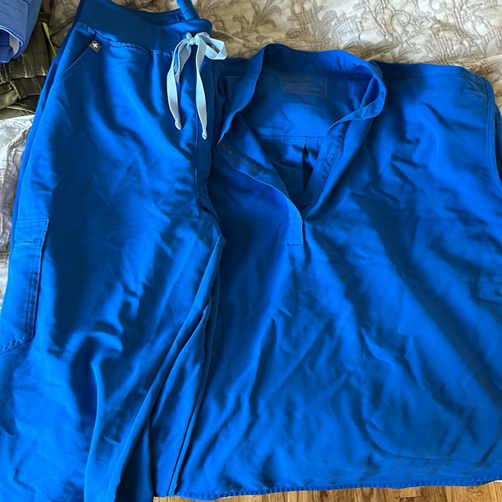 Figs scrubs worn once. M top and L bottom